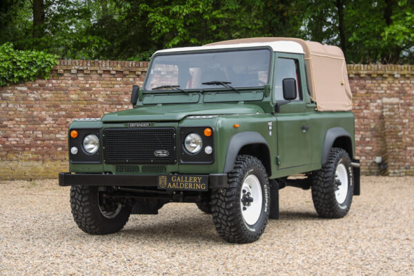 Land Rover 90 Pick-up with canvas top “Restored-rebuilt-renewed” 1990